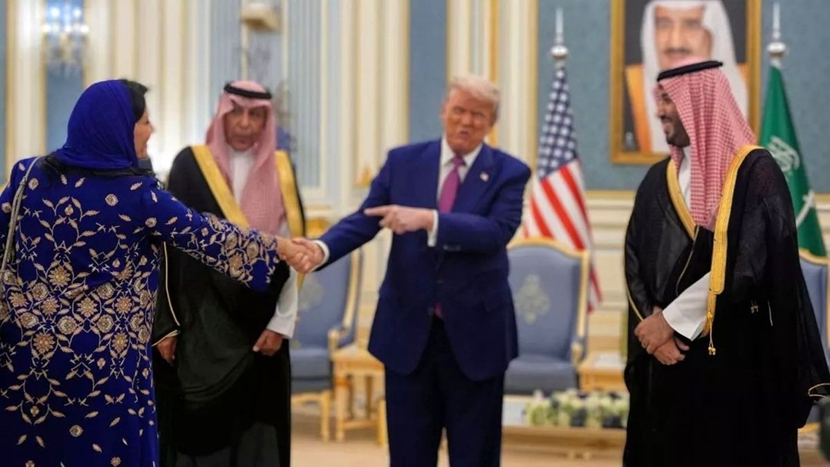 دست‌ دادن دیپلمات‌ های زن عربستان با ترامپ از دوربین رسانه ها/ رشد حضور زنان در ساختارهای رسمی و مدیریتی عربستان/ تصاویر