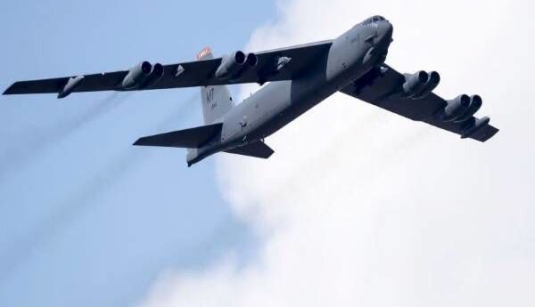 بمب‌افکن‌های غول پیکر B-52 آمریکا جایگزین B-2 ها شدند