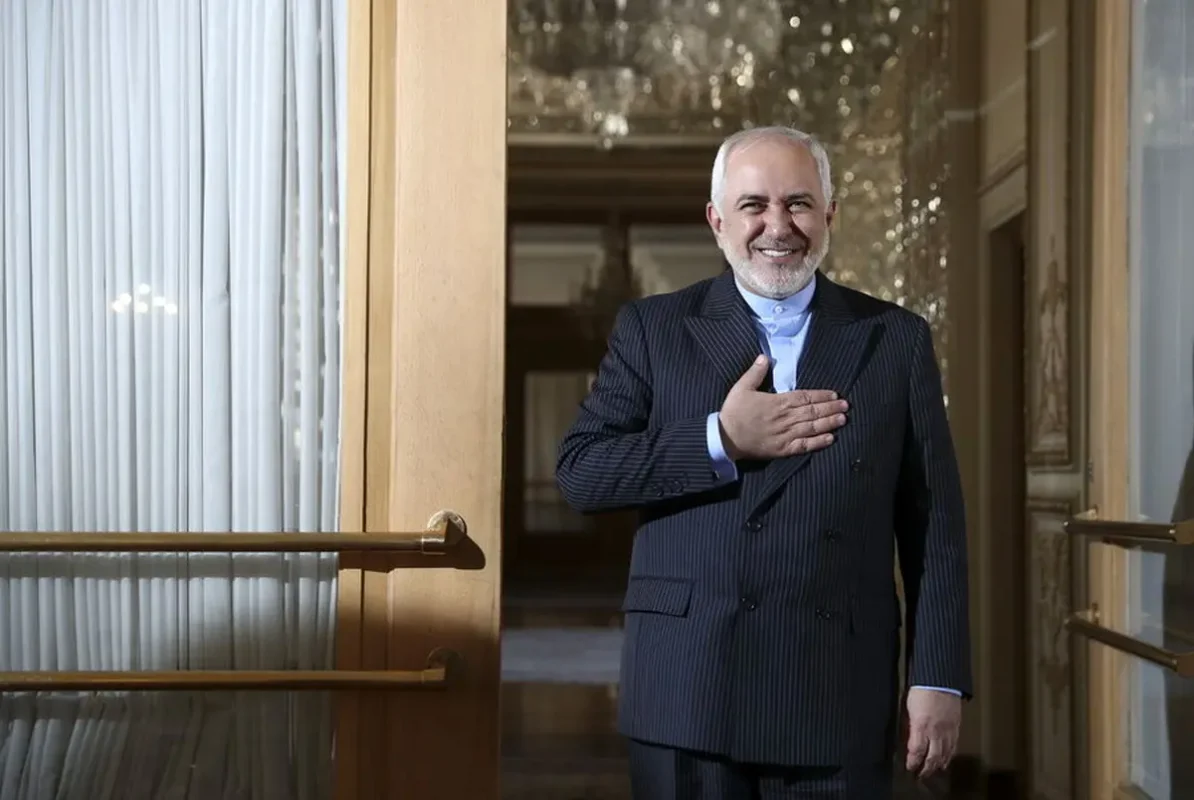 بخشی از دکوراسیون منزل دوبلکس و غرق در نور جواد ظریف؛ از مبلمانی خوش‌رنگ و سِت با ناهار خوری تا کتابخانه‌ای جذاب و پر از کتابهای به زبان لاتین در زیر پله+عکس