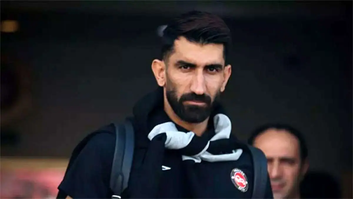 تصویر عجیب بیرانوند با جام قهرمانی تراکتور/ عکس