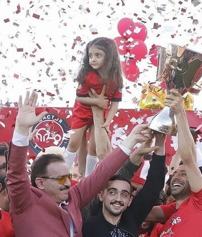 خلاقیت تحسین‌برانگیز اوستا قناد تبریزی در پخت کیک 9 طبقه ویژه «قهرمانی تراکتور» با الهام از توپ فوتبال و پرتره محمدرضا زنوزی حماسه آفرید/ قهرمانیتون مبارک