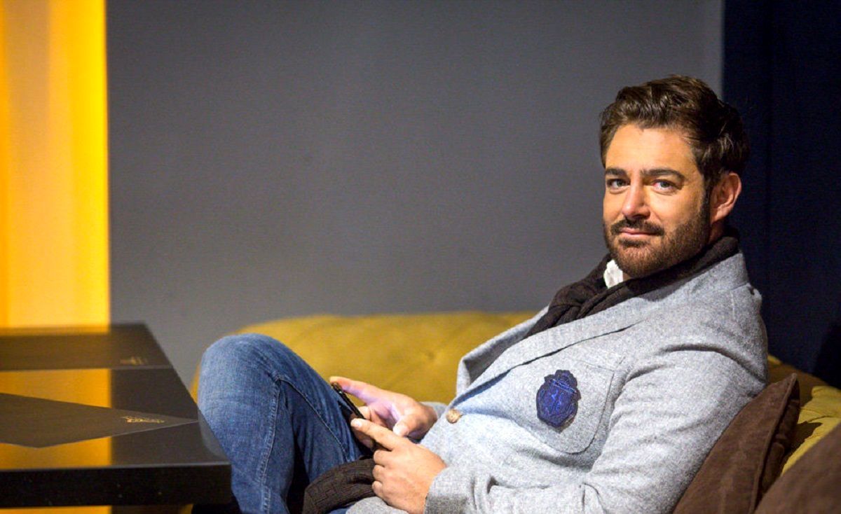 پیاده روی محمدرضا گلزار و آیسان خانوم تو دریاچه چیتگر | آقا با خانوم جوونش چه لباسای برندی ام پوشیدن امروز