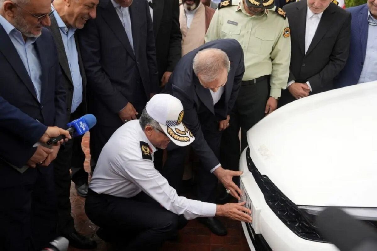 رئیس‌جمهور به مرکز تعویض پلاک رفت