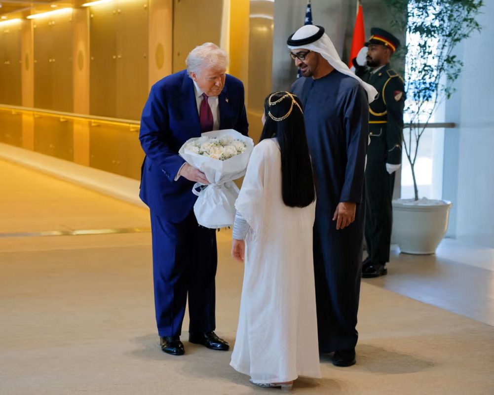 استقبال عجیب از ترامپ توسط دختران جوان همراه با رقص شمشیر در فرودگاه ابوظبی/ ویدئو