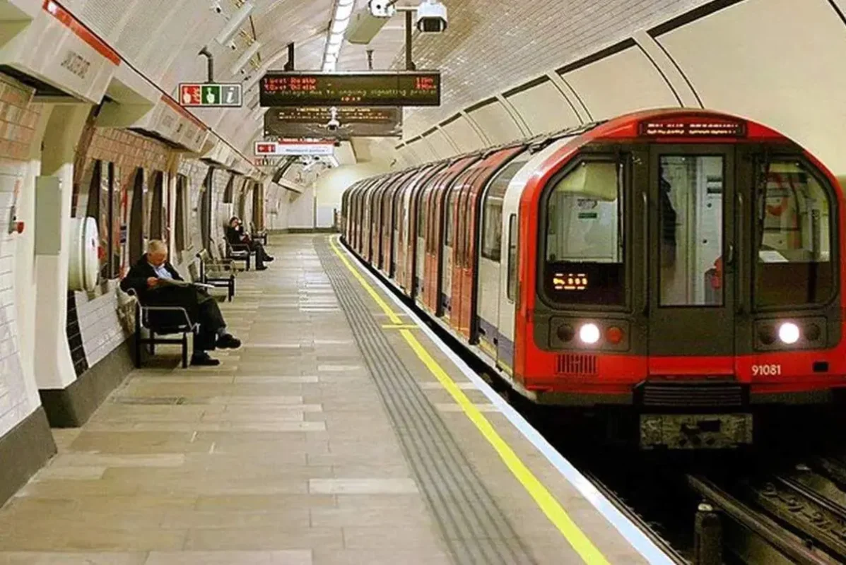 تصویری خجالت آور از پسر جوانی که برهنه وارد مترو شد