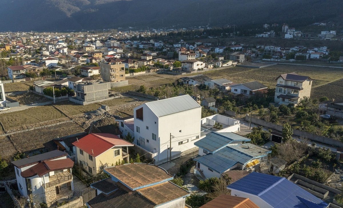 این خانه در نوشهر از جنوب به جنگل و از شرق به شالیزار دید دارد/ اینجا معماری دیدار است(+تصاویر)