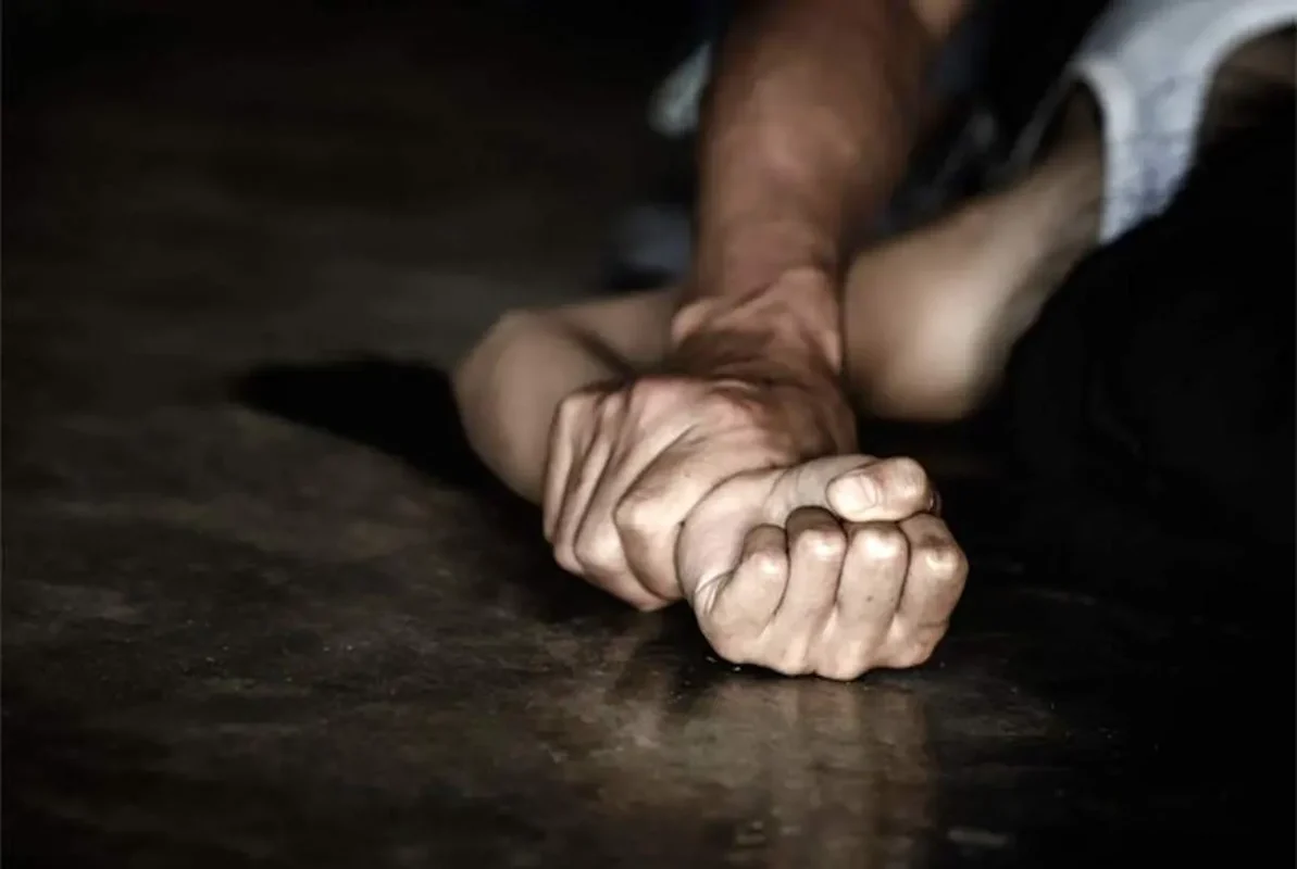 دختر نوجوان در دام شوم ناپدری کثیفش/عکس