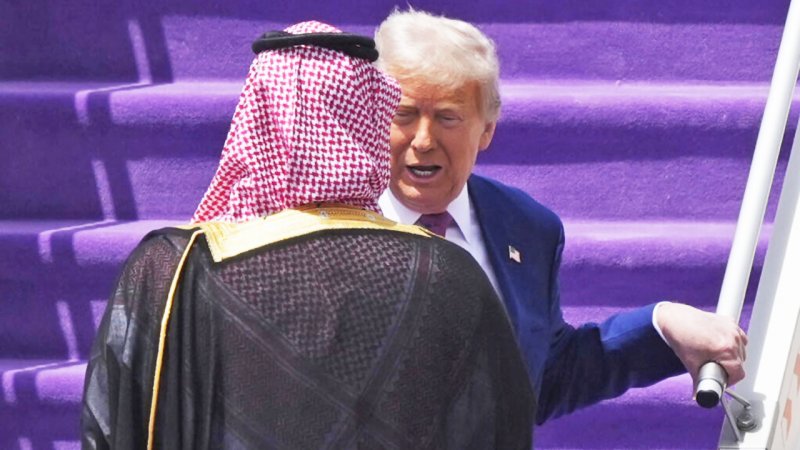 شیوه خداحافظی ترامپ از بن‌سلمان هم سوژه شد+ عکس