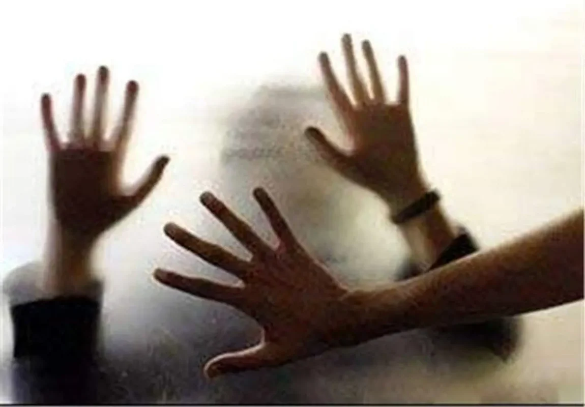 دختر دانشجو هیچوقت فکرش را نمی کردکه وقتی در حمام است مرد همسایه داخل شود و …