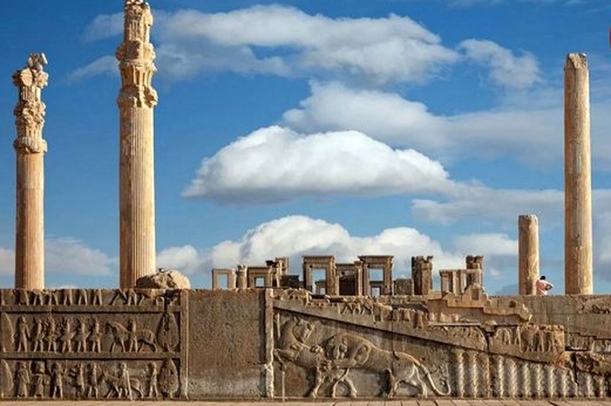 سفر در زمان؛ «کارگران تخت جمشید در حال دریافت دستمزدشان»؛ سال 1312