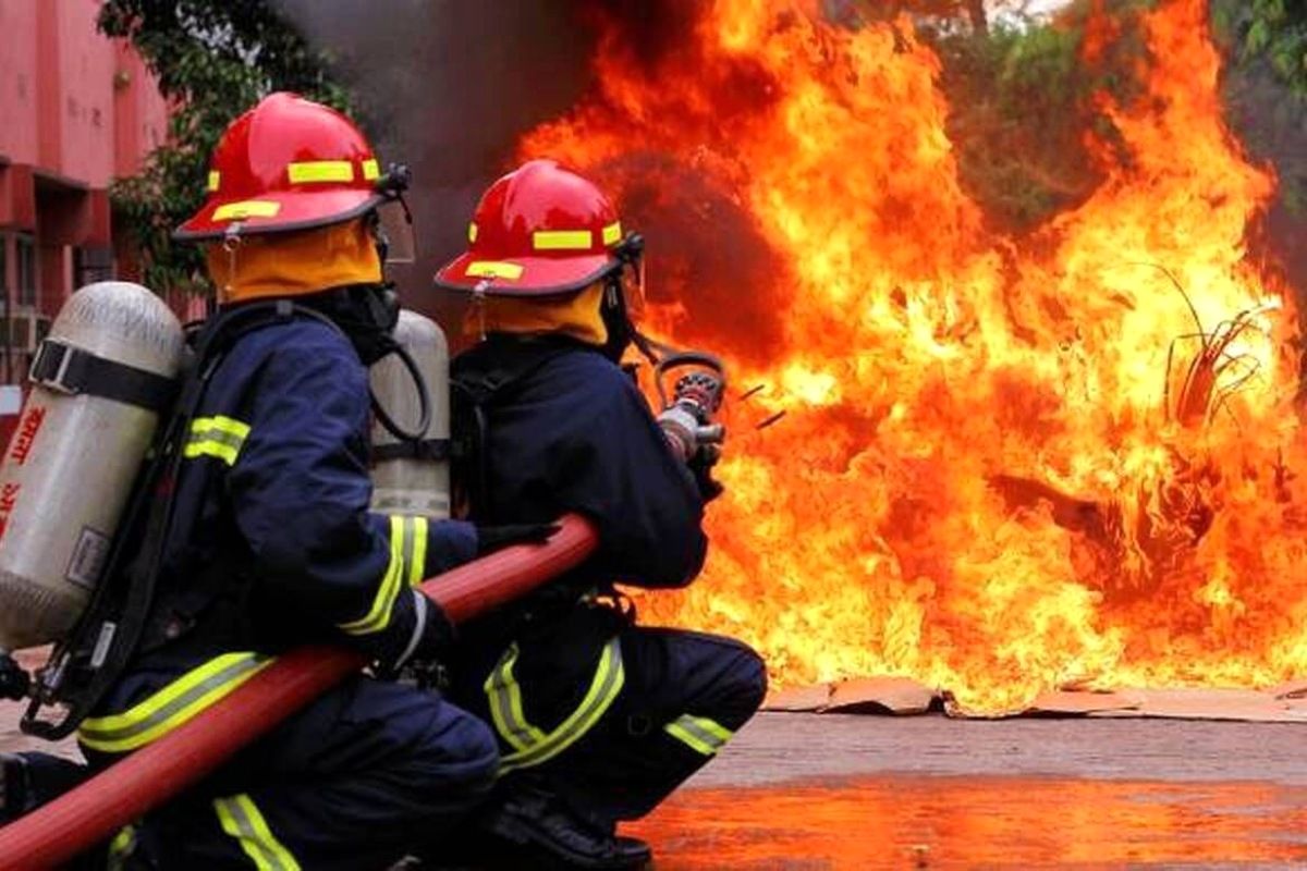 آتش‌سوزی گسترده در کارخانه تجهیزات پزشکی/ آتش‌نشانان 3 شهر درگیر شدند