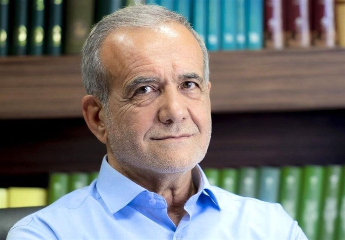 خانه پزشکیان مورد توجه کاربران توییتر (+عکس) / از مبل های قدیمی و کاپشن پزشکیان تا جوراب خاتمی امروز 20 تیر